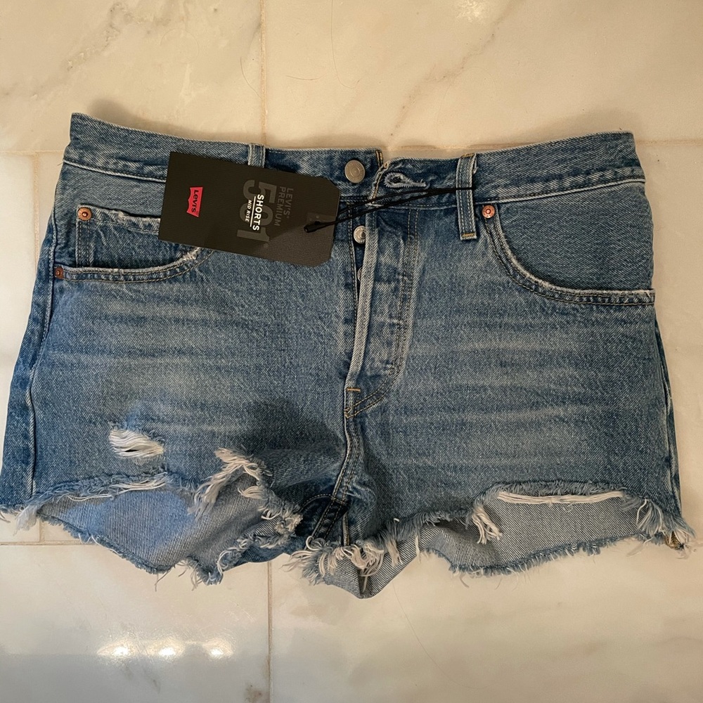 NWT Levi’s mid waist 501 short